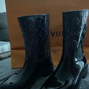 🖤AUTHENTIC LOUIS VUITTON MONOGRAM RAIN BOOTS !🖤